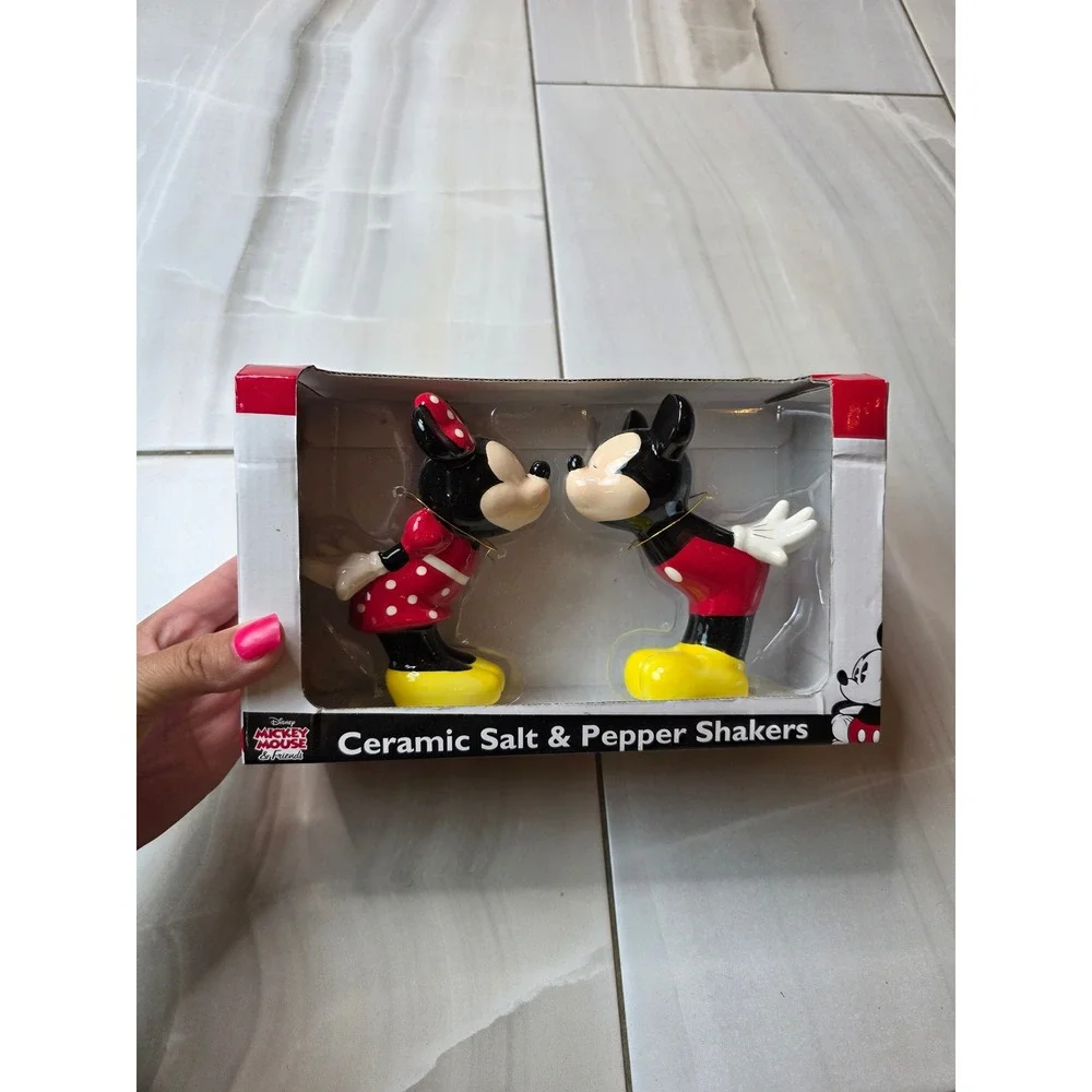 Disney Mickey and Minnie Mouse Kissing Ceramic Salt and‎ Pepper Shakers Set F1